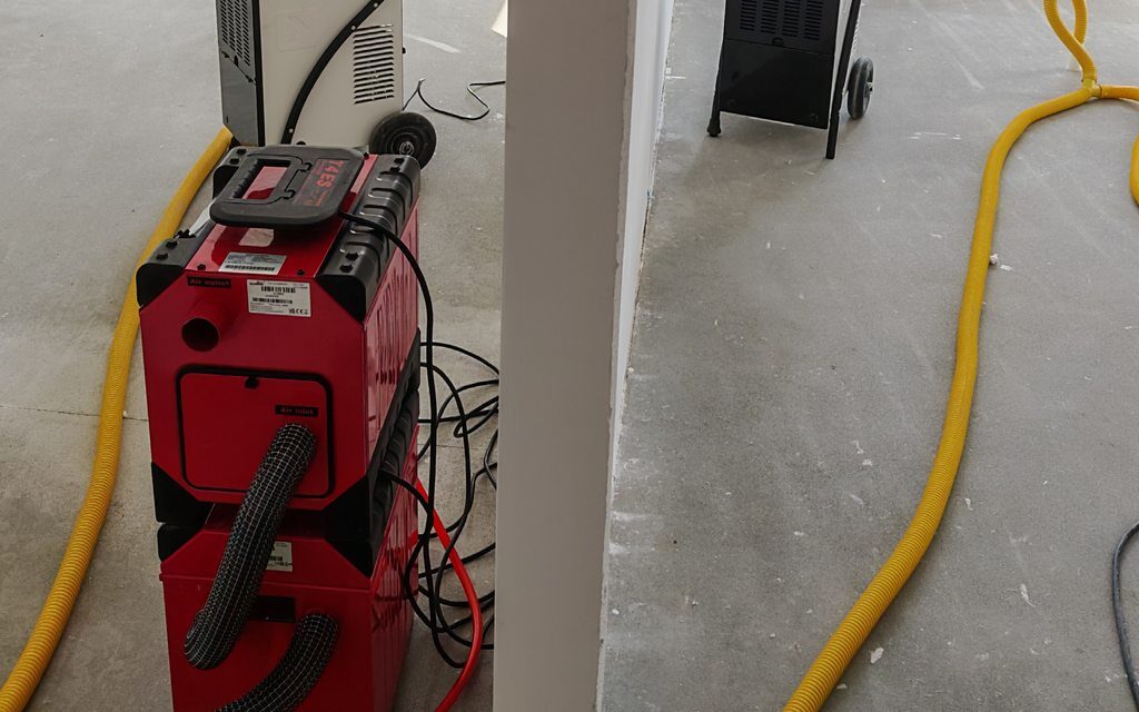 Usuwanie wilgoci z warstw izolacyjnych po zalaniu mieszkania na wrocławskich Krzykach