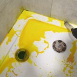 Jak sprawdzić szczelność brodzika barwnikiem – lokalizacja wycieku pod prysznicem.