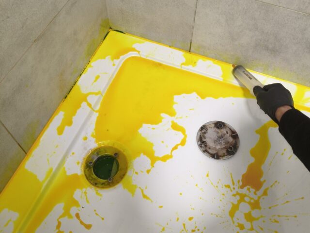 Jak znaleźć wyciek pod brodzikiem bez kucia płytek? Lokalizacja kamerą inspekcyjną i barwnikiem.