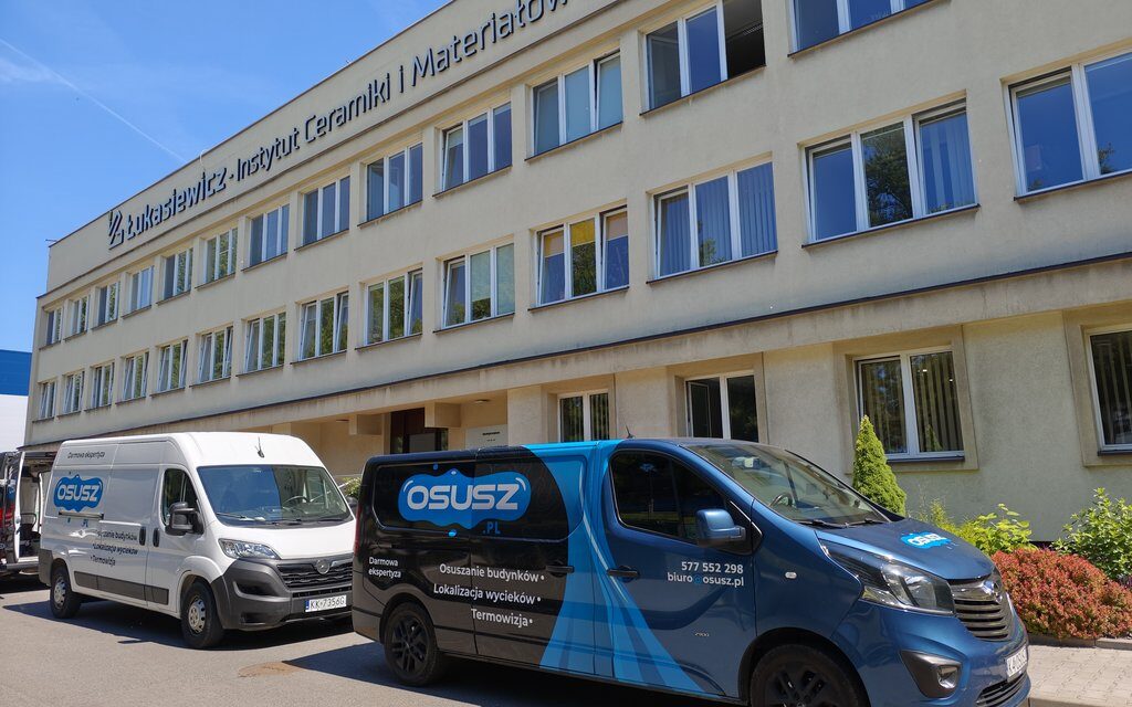Osuszanie po awarii kanalizacji w Instytucie Ceramiki i Materiałów Budowlanych Łukasiewicz