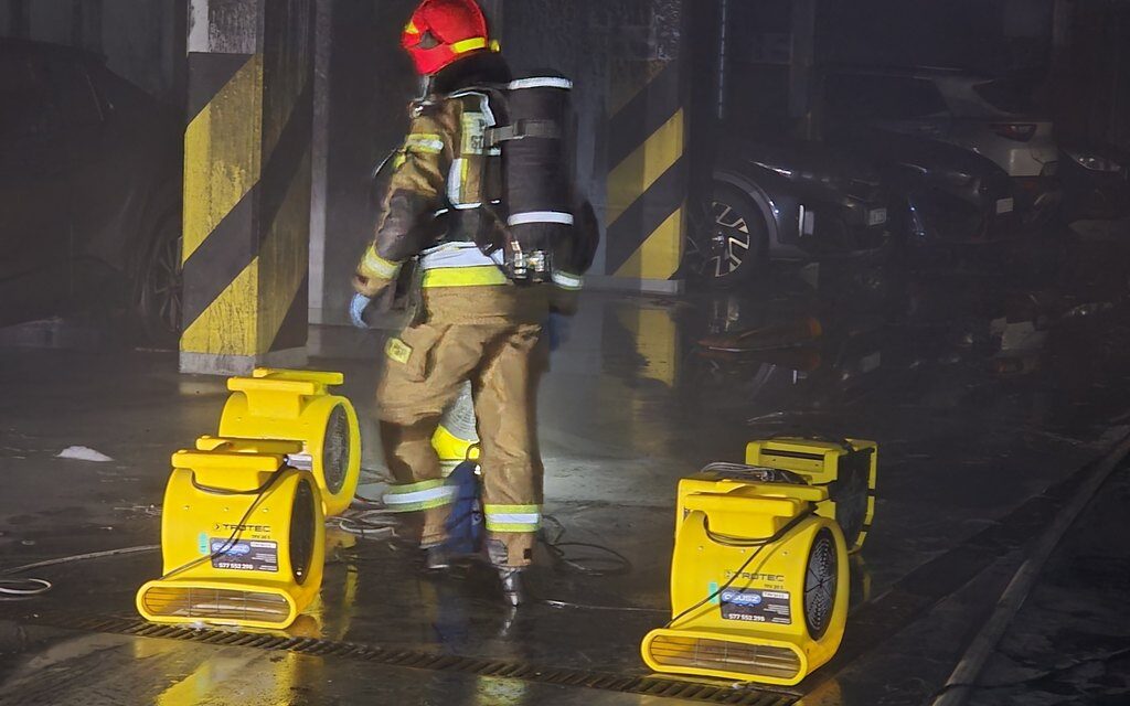 Oddymianie i usuwanie skutków pożaru EV w garażu podziemnym w Krakowie
