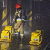 Oddymaianie po pożarze samochodu elektrycznego w garażu podziemnym w Krakowie
