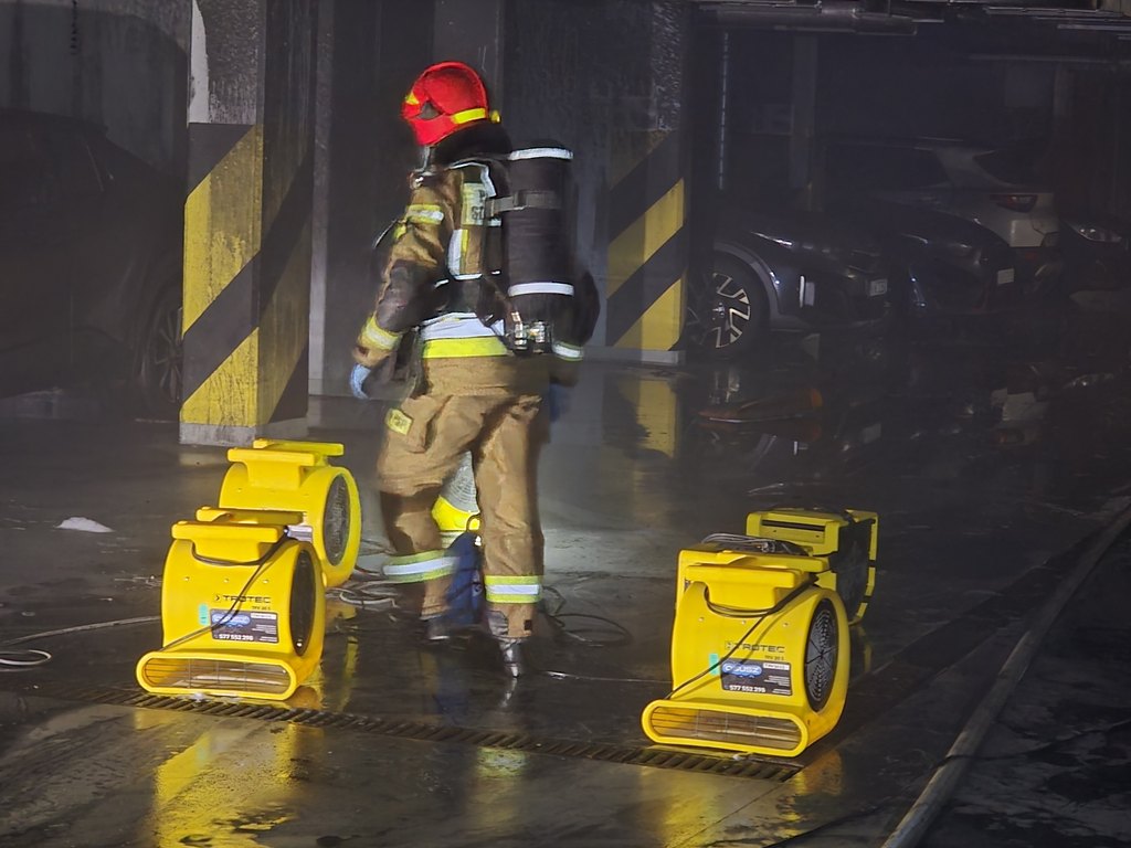 Oddymaianie po pożarze samochodu elektrycznego w garażu podziemnym w Krakowie