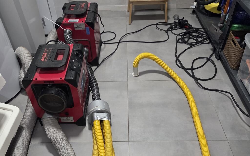 Osuszanie po awarii zmiękczacza wody w Niepołomicach